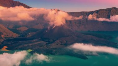 Barujari volkan koni içinde Mt. Rinjani caldera Lombok Adası, Endonezya