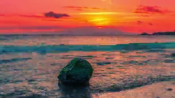Закат времени на пляже Сенггиги с видом на большой камень в море, Ломбок, Индонезия — стоковое видео