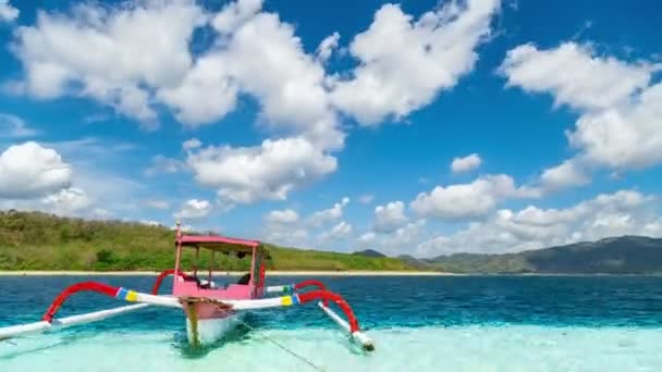 Timelapse Barco tradicional em águas turquesa na ilha de Gili Nanggu, Lombok, Indonésia — Vídeo de Stock