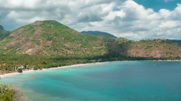 Timelapse tropické laguny s čistou vodou a pláže s bílým pískem a palmami v ostrově Lombok, Indonésie — Stock video