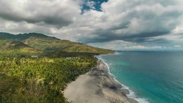 インドネシア ロンボク島で晴れた日にヤシの木とタイムラプス熱帯の砂浜ビーチ — ストック動画