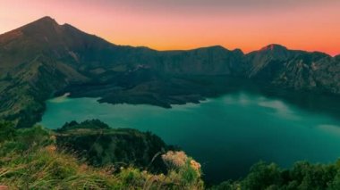 Lombok, Endonezya zirvesinde gündoğumu Timelapse Rinjani yanardağ krater Gölü