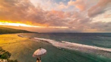 Nusa Penida, Endonezya kumsalda Timelapse günbatımı