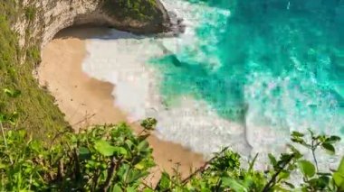 Ariel timelapse görünümü plaj dalgalar ve insanlarla Nusa Penida Adası, Bali, Endonezya kumsalda Kelingking