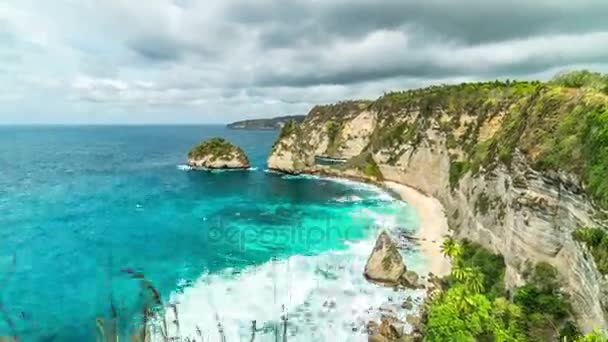 Timelapse skalnaté pobřeží v oceánu na Atuh pláž na ostrově Nusa Penida, Indonésie — Stock video