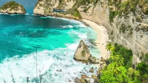 Timelapse Rock v oceánu s krásným dlaněmi za na Atuh pláž na ostrově Nusa Penida, Indonésie — Stock video