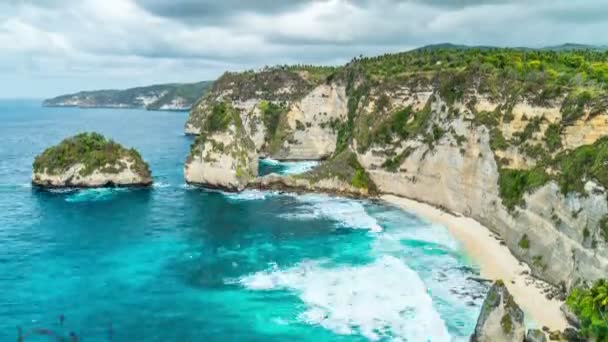 Timelapse скалистый берег с большой волны на Atuh пляже Нуса Пенида острове, Индонезия — стоковое видео