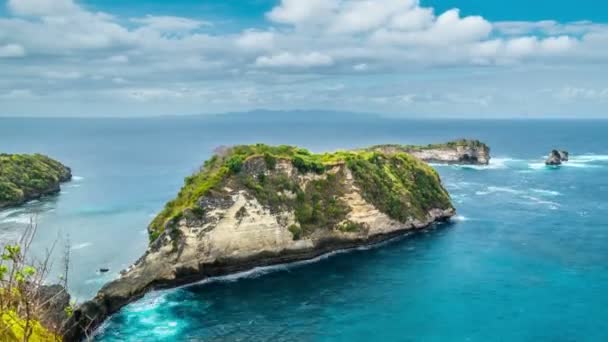 Timelapse Rocas en la playa de Atuh en la isla de Nusa Penida, Bali, Indonesia — Vídeos de Stock