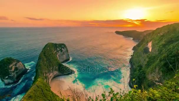 Flygfoto timelapse av Kelingking beach giant rock solnedgång i Nusa Penida, Indonesien — Stockvideo