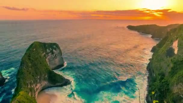Increíble puesta de sol en la playa Kelingking en la isla de Nusa Penida, Indonesia — Vídeos de Stock