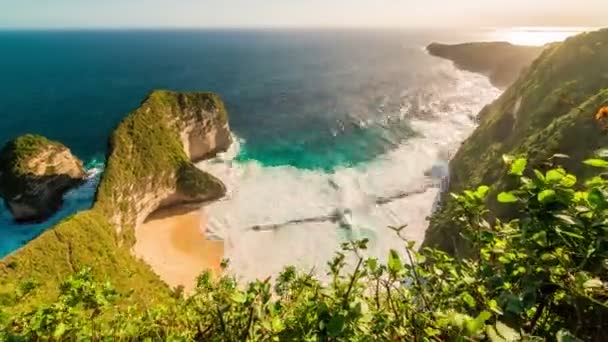 Timelapse letecký pohled na Paluang útesu a pobřeží Klingking pláže Nusa Penida, Indonésie — Stock video