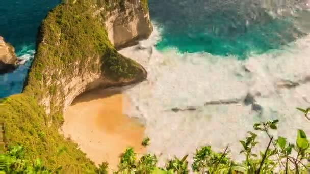 Timelapse úžasné pobřeží poblíž Manta Bay nebo Kelingking pláž na ostrově Nusa Penida, Bali, Indonésie — Stock video