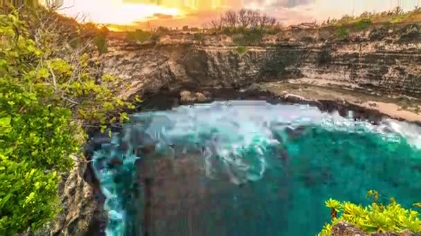 Costa rochosa e arco de pedra sobre o mar na praia quebrada, Nusa Penida, Indonésia — Vídeo de Stock