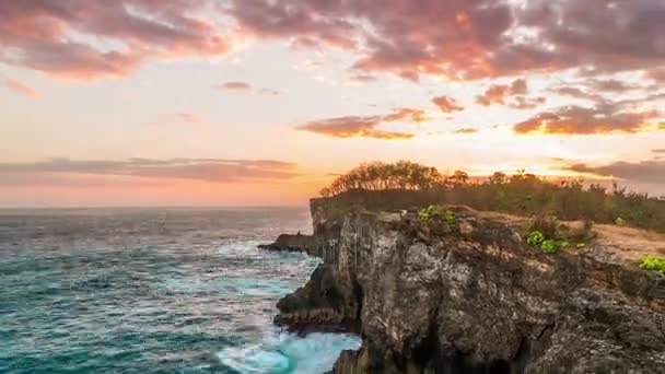 Solnedgången nära Broken Beach på Nusa Penida island, Indonesien — Stockvideo