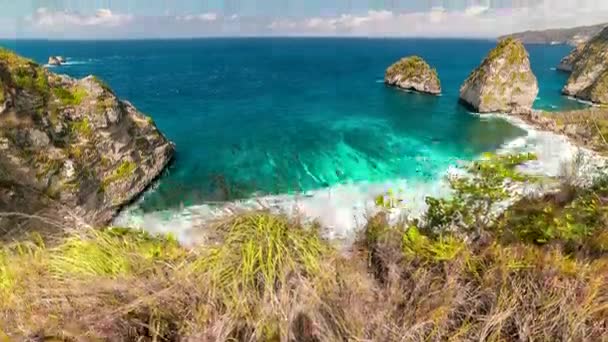 Вид сверху на скалистый пляж Атух на острове Нуса Пенида, Бали, Индонезия — стоковое видео