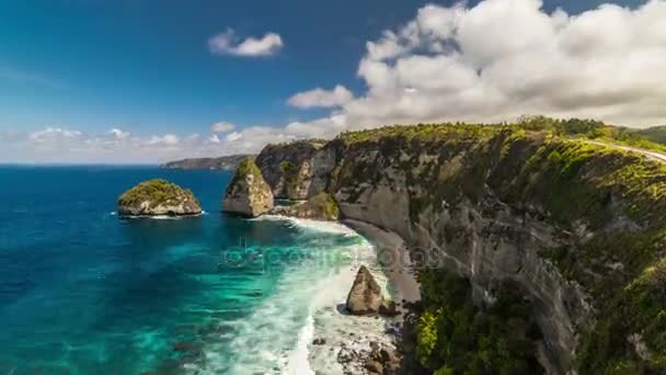 Büyük dalgalar ve Nusa Penida Adası, Endonezya bulutlara Timelapse kayalık sahil — Stok video