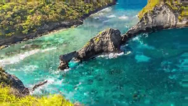 空中タイムラプス ヌサ ・ ペニダ島、インドネシアで Atuh ビーチで曇りの日に風光明媚な岩 — ストック動画