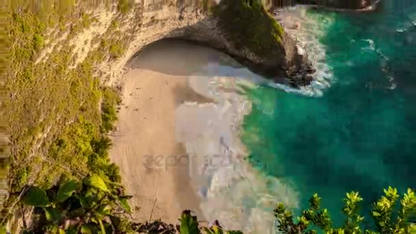 Timelapse pobřeží nebo na Kelingking pláž na ostrově Nusa Penida, Indonésie — Stock video