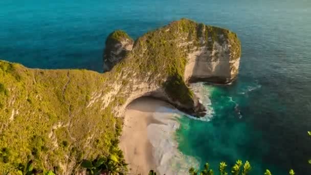 カラン ダワ、ペニダ島、インドネシアの Kelingking ビーチの空中タイムラプス ビュー — ストック動画