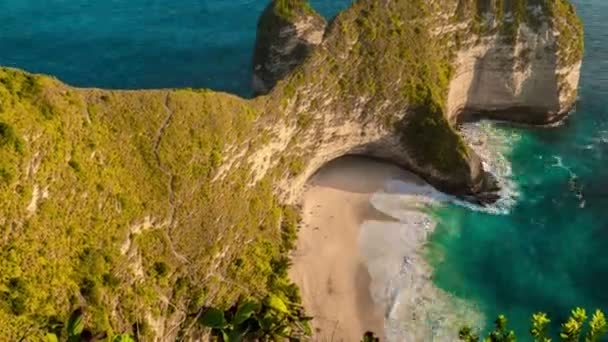 Luchtfoto timelapse uitzicht op Kelingking strand in Nusa Penida Island, Indonesië — Stockvideo