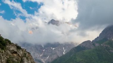 Bulutların üzerinde dağlarda Sairamsu, Kazakistan