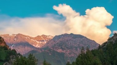 Timelapse günbatımı gökyüzü yüksek dağlarda Sairamsu, Kazakistan
