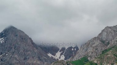 En Timelapse yüksek dağlar Sairamsu, Kazakistan'ın yukarıda gökyüzü bulutlu