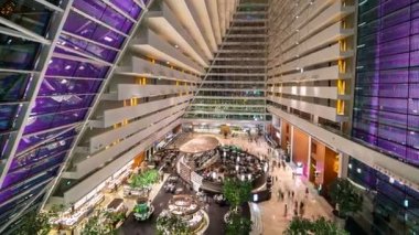 Marina Bay Sands Singapur'da otel binası içinde Timelapse görünümü. Ağustos 2017