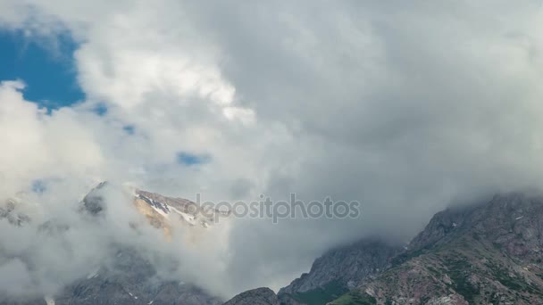 Timelapse des montagnes nuageuses à Sairamsu, Kazakhstan — Video