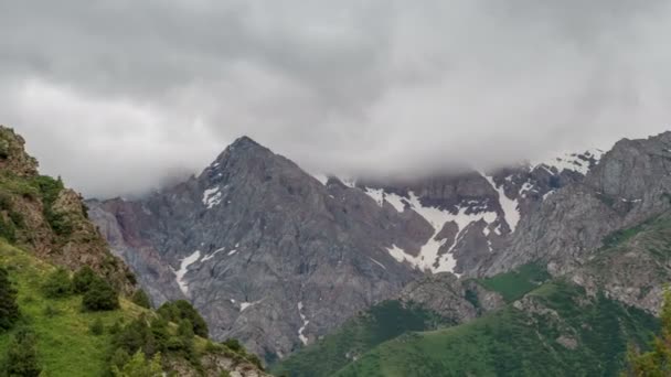 Nejvíce zamračenou oblohou vysoko nad horami Sairamsu, Kazachstán — Stock video