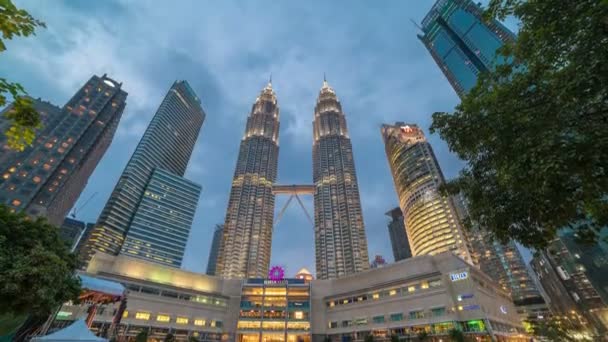 Timelapse dag-nacht doorgang in de buurt van de Petronas Twin Towers in Kuala Lumpur, Maleisië. Augustus 2017 — Stockvideo