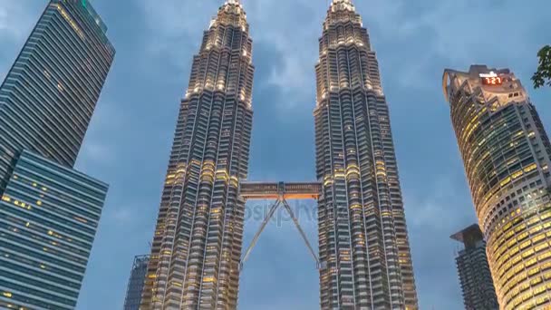 Timelapse nacht valt op de Petronas Twin Towers in Kuala Lumpur, Maleisië. Augustus 2017 — Stockvideo