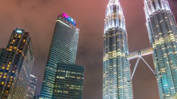 Timelapse Petronas Twin Towers w nocy w Kuala Lumpur, Malezja. Sierpnia 2017 — Wideo stockowe