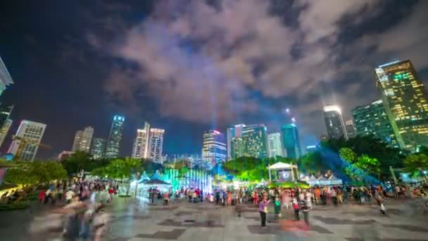 Çeşme yakınındaki Petronas İkiz Kuleler Kuala Lumpur, Malezya, Timelapse lazer gösterisi. Ağustos 2017 — Stok video