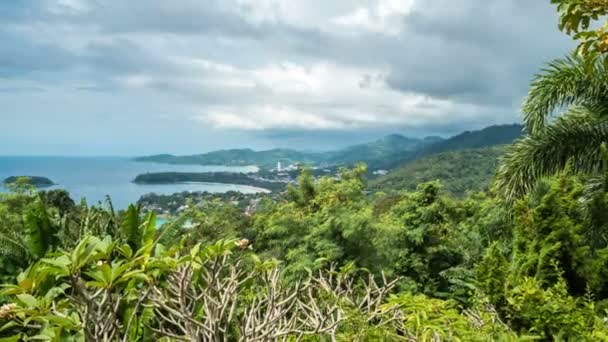 Rainy Landscape timelapse desde View Point, Karon Beach, Kata Beach, Patong Beach en la isla de Phuket, Tailandia — Vídeo de stock