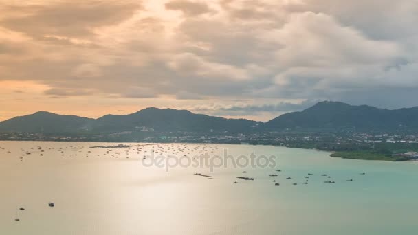 Vista bellissimo paesaggio timelapse della baia di Ao Chalong e lato mare della città nella provincia di Phuket, Thailandia — Video Stock