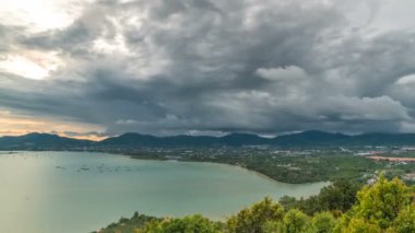 Bulutlar timelapse manzaralı, Chalong Bay ve Tayland Phuket Town parkında