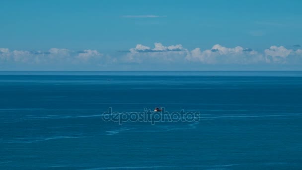 Рыбалка Лодка в голубом море, Рыбацкое судно в пути к рыбацкой гавани — стоковое видео