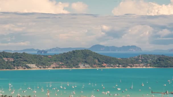 Timelapse pohled krajina Ao Chalong záliv a město u moře v provincii Phuket, Thajsko — Stock video