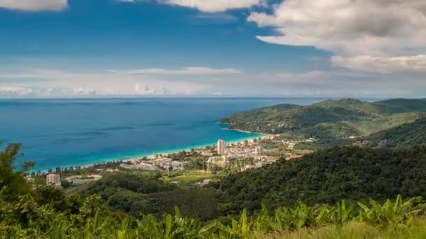 Timelapse güzel turkuaz okyanus dalgalarının yüksek gelen nokta Karon plajları, Phuket, Tayland görüntülemek — Stok video