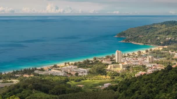 Timelapse Día soleado en el punto de vista de la playa de Karon, Phuket, Tailandia — Vídeos de Stock