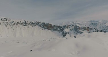 Hava kar dağ ve kış manzara üzerinde uçan