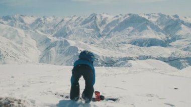 Arkadan görünüşü bir snowboard snowboard kar Dağları arka planı hazırlama