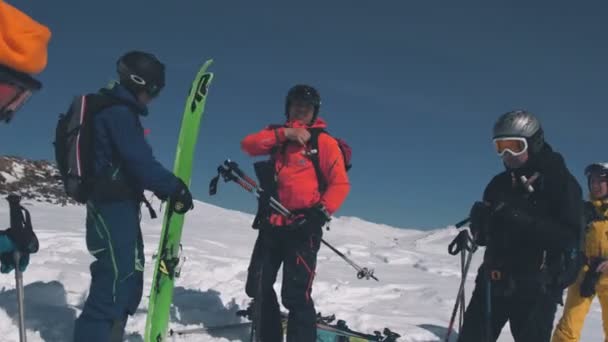 Eine Gruppe Skifahrer checkt ihre Skier, bevor sie in den verschneiten Bergen Ski fahren. Shan-Gebirge, Shymkent, Kasachstan - Februar 2018 — Stockvideo