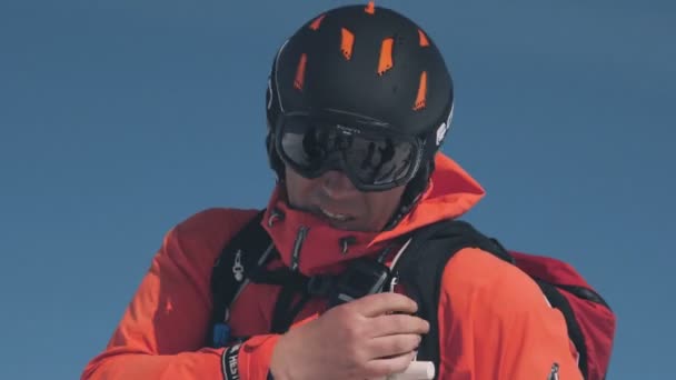 Skieur se préparant pour le ski sur les pistes enneigées dans les montagnes. Montagnes Tian Shan, Shymkent, Kazakhstan - février 2018 — Video