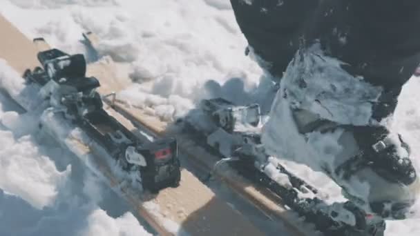 Vista de perto da vista de fixação de esqui em turnê botas de inverno, tudo está em movimento — Vídeo de Stock