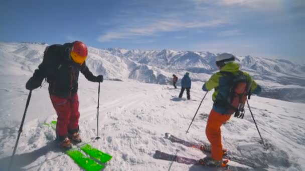 Перед катанием на лыжах в заснеженных горах группа лыжников проверяет свои лыжи. Тянь-Шань, Шымкент, Казахстан - февраль 2018 года — стоковое видео