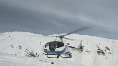 Helikopter çıkartıyor ve düşük zemin üzerinde uçar