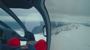 Helikopter kokpit kış dağlarında uçar