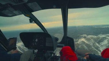 Dağ manzarası ve bulutlu gökyüzü uçan helikopter kokpit